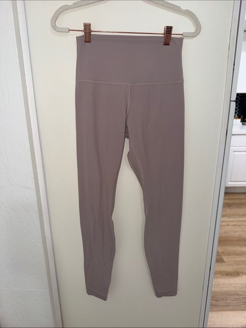 Lululemon High-Waist Mauve Workout Leggings Soft Material | 6